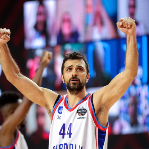 Ο Κρούνοσλαβ Σιμόν πανηγυρίζει τη νίκη της Εφές κόντρα στην Μπαρτσελόνα