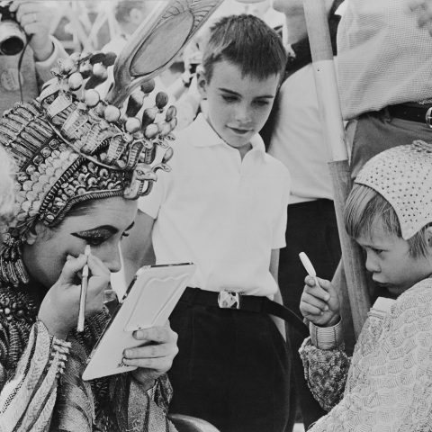 Η Ελίζαμπεθ Τέιλορ βάζει make up στα γυρίσματα της ταινίας Cleopatra, 1962