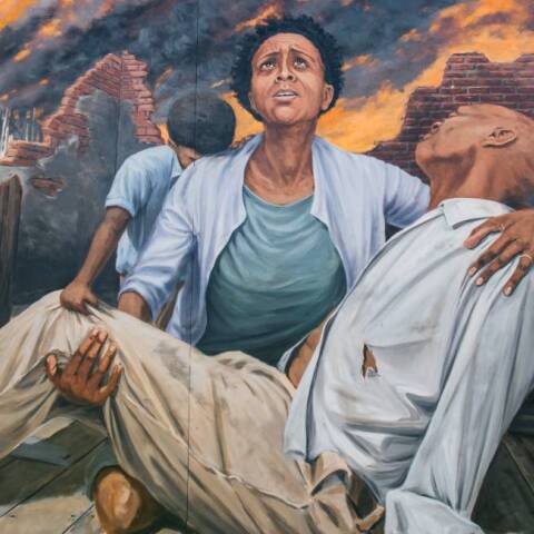 100 χρόνια από τη Σφαγή της Ταάσλα - Tοιχογραφία που απεικονίζει ένα παιδί και μια γυναίκα που κρατά έναν άνδρα κατά τη σφαγή της Τάλσα στην περιοχή Greenwood