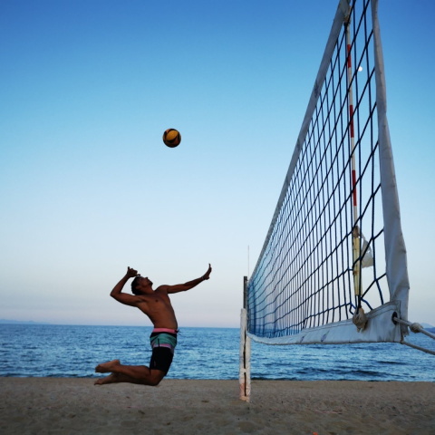 Το Μπιτς Βόλεϊ αποτελεί ένα από τα πιο ανερχόμενα, θεαματικά και covid free αθλήματα της πρωτεύουσας, με πλήθος κόσμου που δεν έχουν ξαναδοκιμάσει να εθίζονται σε αυτό