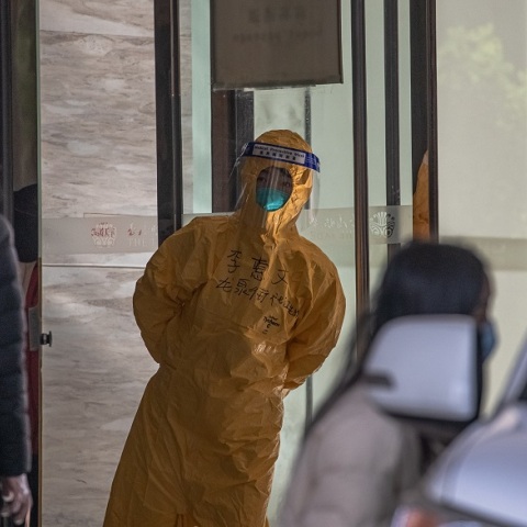 Εργαζόμενος με στολή προστασίας στην πόλη Ουχάν της Κίνας