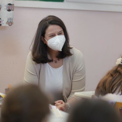 Η Νίκη Κεραμέως κατά την επίσκεψή της σε σχολείο