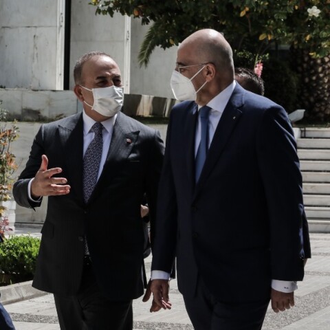 Ο Μεβλούτ Τσαβούσογλου με τον Νίκο Δένδια