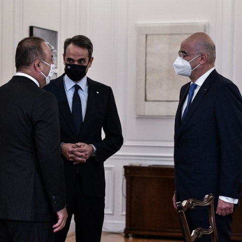 Συνάντηση του πρωθυπουργού Κυριάκου Μητσοτάκη με τον υπουργό Εξωτερικών της Τουρκίας Μεβλούτ Τσαβούσογλου