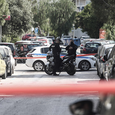 ΠΥΡΟΒΟΛΙΣΜΟΙ ΣΕ ΜΠΑΛΚΟΝΙΑ ΠΟΛΥΚΑΤΟΙΚΙΩΝ ΣΤΟΝ ΑΛΙΜΟ