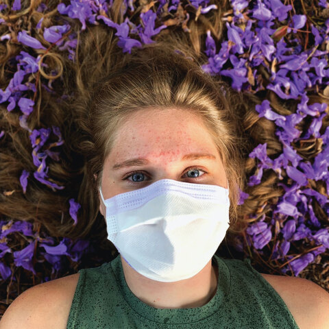 Γυναίκα με λευκή μάσκα στο πρόσωπο