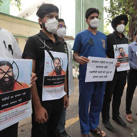 Ινδία - Κορωνοϊός: Παράσταση διαμαρτυρίας από γιατρούς για τον γκουρού που αρνείται να κάνει εμβόλιο και υποστηρίζει ότι η γιόγκα προστατεύει από την Covid-19