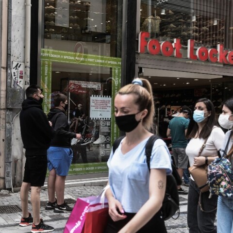 Πολίτες με μάσκες κάνουν τα ψώνια τους στην Ερμού της Αθήνας