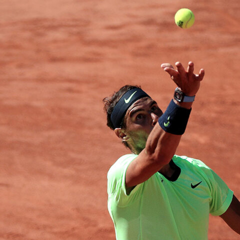 Ο Ράφαελ Ναδάλ σερβίρει στην «πρεμιέρα» του στο Roland Garros
