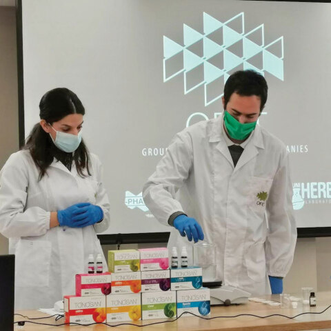 Γυναίκα και άνδρας με ιατρικές φόρμες και μάσκες κάνουν παρουσίαση