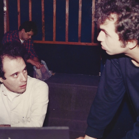 Ο μουσικός παραγωγός Άγγελος Σφακιανάκης και ο τραγουδοποιός Βαγγέλης Κορακάκης στο στούντιο