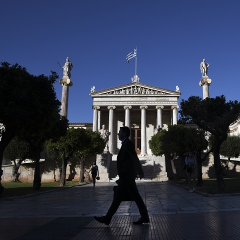 Πολίτης περπατά στο κέντρο της Αθήνας