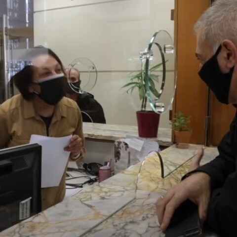 Γυναίκα εξυπηρετείται σε ΚΕΠ©ΑΠΕ-STR