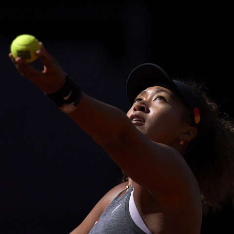 Η Ναόμι Οσάκα έτοιμη να σερβίρει