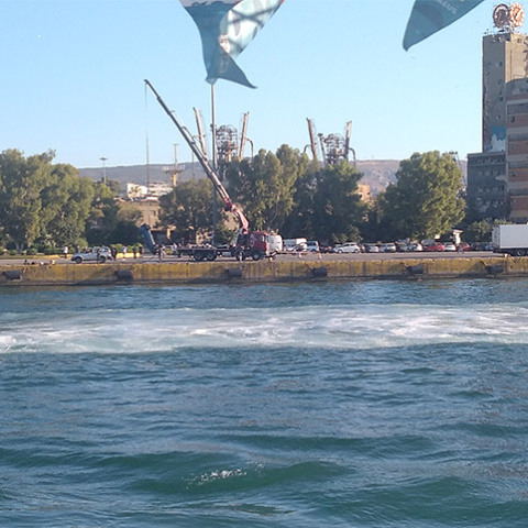 Η ανέλκυση του ΙΧ που έπεσε στη θάλασσα στο λιμάνι του Πειραιά 