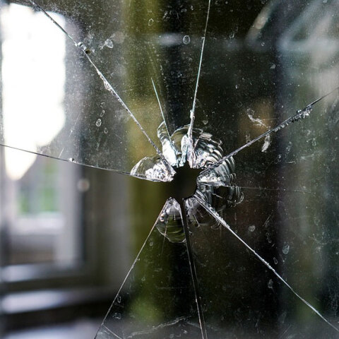 Σπασμένο τζάμι από σφαίρα μετά από πυροβολισμό