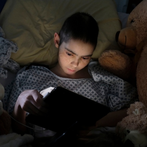 Η Rebecca Zammit Lupi, 15χρονη ασθενής με καρκίνο, παίζει ένα παιχνίδι στο iPad της tablet στο δωμάτιό της στην Πτέρυγα του Ουράνιου Τόξου στο Ογκολογικό Κέντρο Sir Anthony Mamo του νοσοκομείου Mater Dei, κατά τη διάρκεια της έξαρσης του κορωνοϊού, στην i