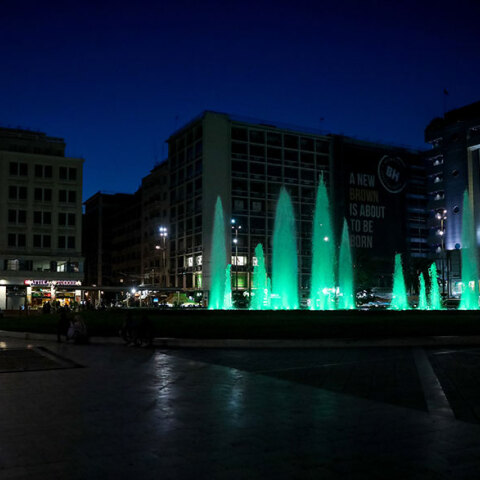 Το συντριβάνι στην Ομόνοια έγινε πράσινο με αφορμή τα 50 χρόνια από το έπος του Γουέμπλεϊ, όταν ο Παναθηναϊκός αντιμετώπισε τον Άγιαξ του Κρόιφ