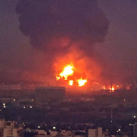 Τεράστιες φλόγες ξεπηδούν από τις εγκαταστάσεις σε διυλιστήριο στο Ιράν, στο οποίο ξέσπασε μεγάλη φωτιά