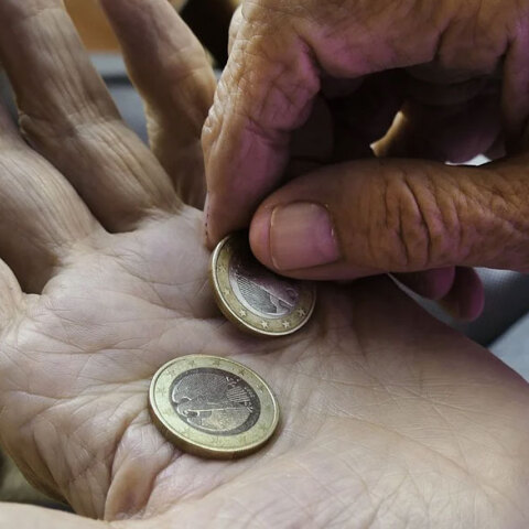Ηλικιωμένος μετρά νομίσματα του ευρώ - Σε δημόσια διαβούλευση η Εθνική Στρατηγική για τη μείωση της φτώχειας