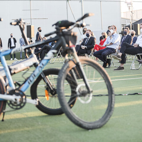 Το ποδήλατο στην παραλιακή σε πρώτο πλάνο: Σε εκδήλωση στη Γλυφάδα ο πρωθυπουργός Κυριάκος Μητσοτάκης εξήγγειλε νέο ποδηλατόδρομο από το ΣΕΦ μέχρι το Σούνιο