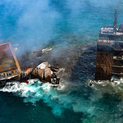 Το φορτηγό πλοίο, MV X-Press Pearl, βυθίζεται, 9 ναυτικά μίλια βορειοδυτικά του λιμένα του Κολόμπο της Σρι Λάνκα, στις 2 Ιουνίου 2021 