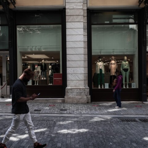 'Αντρας περπατάει στο Σύνταγμα©Eurokinissi-ΒΑΣΙΛΗΣ ΡΕΜΠΑΠΗΣ