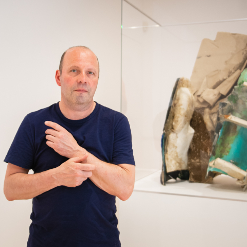 Ο γλύπτης Peter Buggenhout στο Θησείο