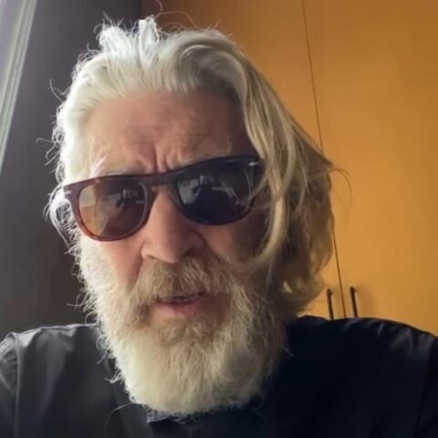 Ο σκηνοθέτης David Lynch με μακριά μαλλιά και γυαλιά ηλίου©YouTube