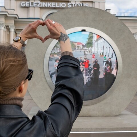 Μια γυναίκα στη Λιθουανία επικοινωνεί με κατοίκους της Πολωνίας μέσω της «εικονικής πόρτας»