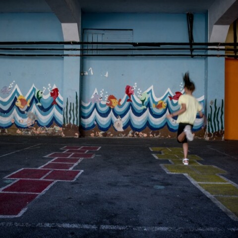 Έφηβη μαθήτρια κάνει κουτσό στο προαύλιο του σχολείου©Eurokinissi-ΜΠΟΛΑΡΗ ΤΑΤΙΑΝΑ