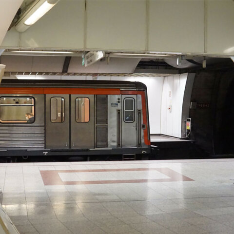 Συρμός του Μετρό σε αποβάθρα σταθμού - Ανακοινώθηκε απεργία και σε Τραμ και Ηλεκτρικό στις 10 Ιουνίου 2021