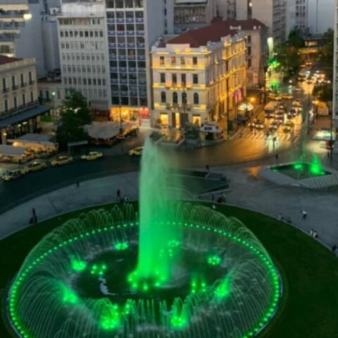 Η πλατεία Ομονοίας το βράδυ με φωτισμένο συντριβάνι©Facebbok-Κώστας Μπακογιάννης