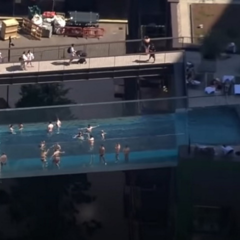 Λονδίνο: Πισίνα ύψους 35 μετρών βρίσκεται στο κέντρο της πόλης και έχει τραβήξει την προσοχή όλου του κόσμου