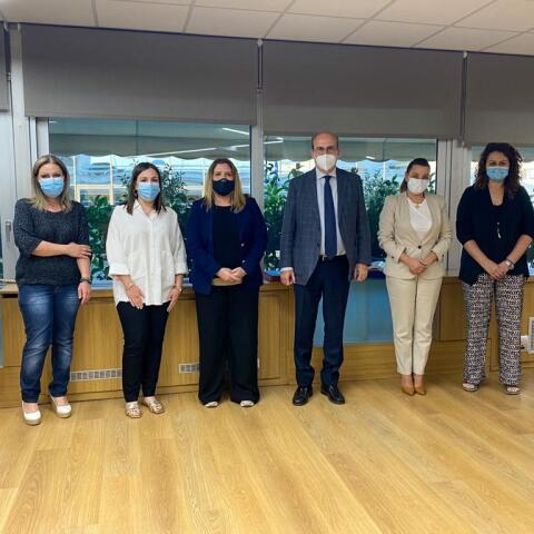 O υπουργός Εργασίας Κωστής Χατζηδάκης με την υφυπουργό Εργασίας Μαρία Συρεγγέλα και τις γυναίκες που συναντήθηκαν