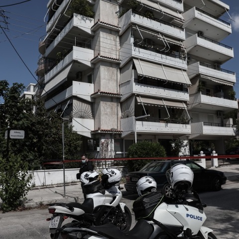 Πυροβολισμοί σε μπαλκόνια πολυκατοικίας στην οδό Κουμουνδούρου