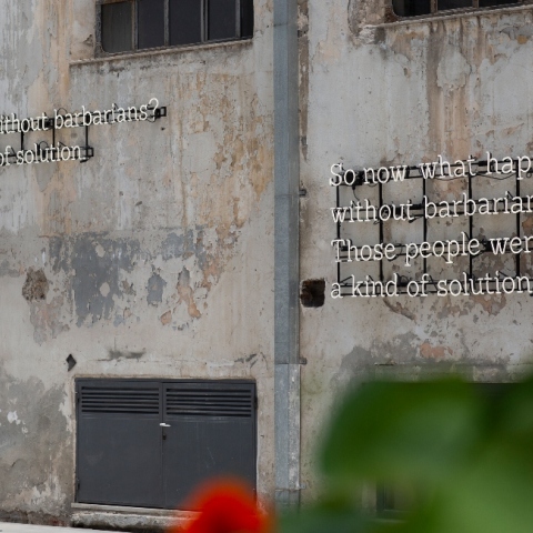 Το έργο "Waiting for the Barbarians" του Glen Ligon στην έκθεση Portals | Πύλη στο πρώην Δημόσιο Καπνεργοστάσιο 