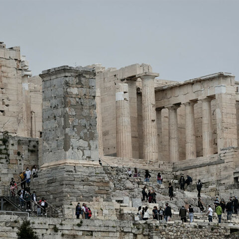 Ακρόπολη (ΦΩΤΟ ΑΡΧΕΙΟΥ) - Η φωτογράφιση του οίκου Dior προκαλεί πολιτική κόντρα, με τη Λίνα Μενδώνη να απαντά στον Κώστα Ζουράρι