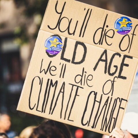 Πανό με σύνθημα γι ατην κλιματική αλλαγή©Unsplash- Markus Spiske
