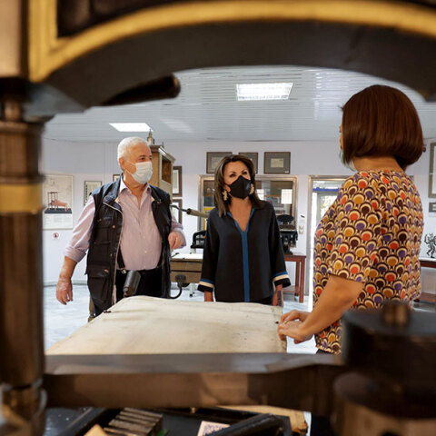 Η πρόεδρος της Επιτροπής «Ελλάδα 2021» κατά την επίσκεψή της στο Μουσείο Τυπογραφίας Γιάννη και Ελένης Γαρεδάκη στην Κρήτη