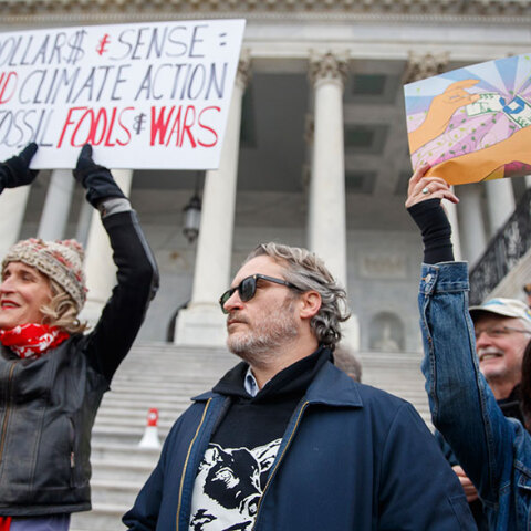 Ο Χοακίν Φοίνιξ σε παράσταση διαμαρτυρίας στην Ουάσινγκτον για την κλιματική αλλαγή