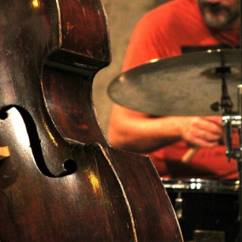 ;Eνα κόντρα μπάσο και ντραμς λίγο πριν ξεκινήσει τζαζ συανυλία©Pixabay-Free-Photos