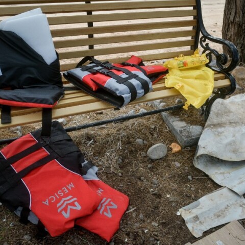 Παιδικά σωσίβια μεταναστών σε παγκάκι©Eurokinissi-Τατιάνα Μπόλαρη