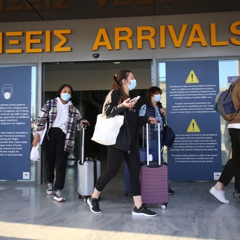 Άφιξη τουριστών σε αεροδρόμιο