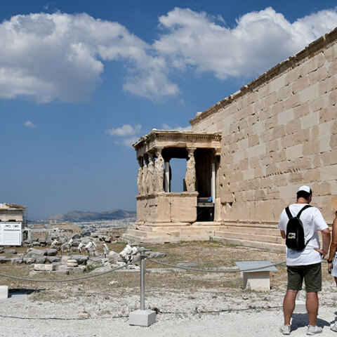 Το Ερέχθειο στην Ακρόπολη (ΦΩΤΟ ΑΡΧΕΙΟΥ) - Το Υπουργείο Πολιτισμού απαντά σε δημοσίευμα της «Αυγής» για τη φωτογράφιση Dior, τα φορτηγά και τα καμαρίνια