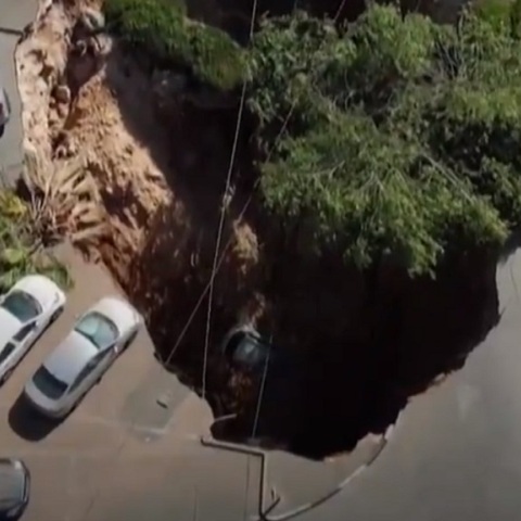 Άνοιξε τεράστια τρύπα στο έδαφος και «κατάπιε» αυτοκίνητο