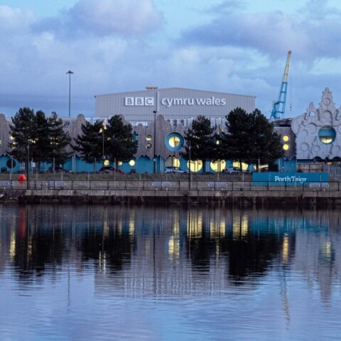 Το κτήριο του BBC στην Αγγλία©Unsplash-Callum Blacoe