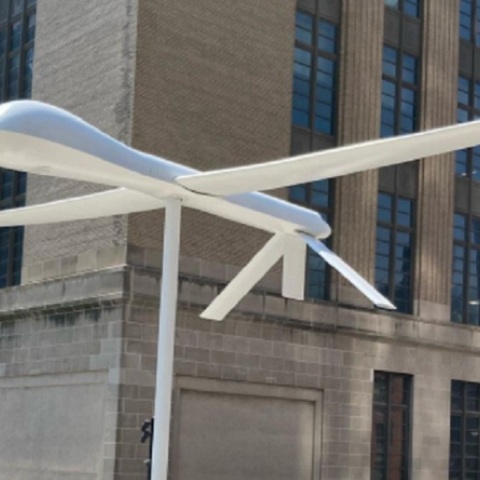 Tο τεράστιο λευκό γλυπτό που αναπαριστά drone στο κέντρο της Νέας Υόρκης 