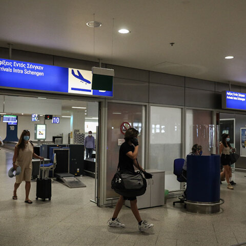 Αφίξεις τουριστών στο αεροδρόμιο «Ελευθέριος Βενιζέλος» (ΦΩΤΟ ΑΡΧΕΙΟΥ)