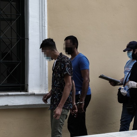 Στο Αυτόφωρο οι δύο συλληφθέντες που κατηγορούνται για σεξουαλική παρενόχληση 26χρονης στην παραλία της Αγίας Μαρίνας